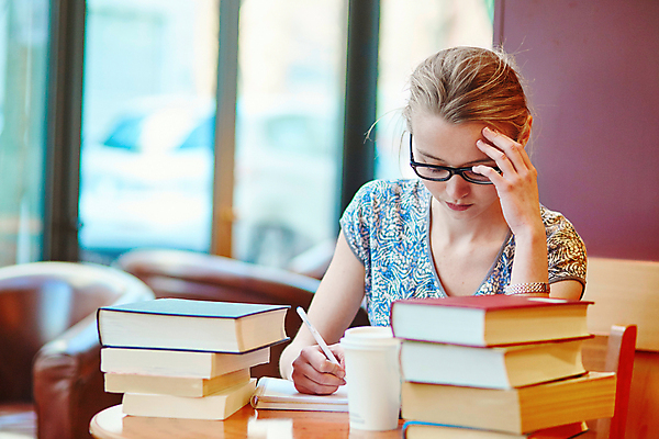 포토 JPG 해외이미지 외국인 커피 음료 대학생 책장 한명 상반신 20대 성인 책 펜 카페 도서관 읽기 성인여자한명만 해외포토 1 학생 교육 가구 모션 사람 인종 청년 필기구 상점 여자한명만 성인여자만 파일형식 이미지허브