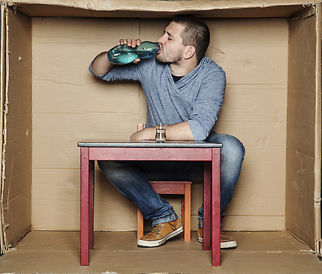 포토 JPG 해외이미지 전신 백인 남자 의자 탁자 주류 한명 앉기 성인 앞모습 상자 사무실 업무 비즈니스맨 갇힘 답답함 성인남자한명만 해외포토 서양인 1 음료 뷰포인트 가구 비즈니스 모션 사람 작업 직장인 감각 남자한명만 성인남자만 파일형식 이미지허브