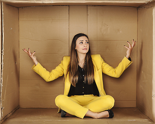 포토 JPG 해외이미지 전신 백인 여자 한명 성인 앞모습 상자 사무실 비즈니스우먼 가부좌 갇힘 답답함 성인여자한명만 해외포토 서양인 1 뷰포인트 비즈니스 모션 사람 앉기 직장인 감각 여자한명만 성인여자만 파일형식 이미지허브