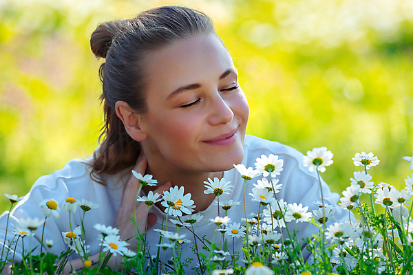 포토 JPG 해외이미지 공원 여자 꽃 행복 꽃무늬 밭 자연 휴가 건강 한명 사람 야외 평화 정원 봄 기쁨 시골 신선 데이지 냄새 주말 향 뒤뜰 캐모마일 해외포토 식물 1 계절 공공시설 감정 컨셉 무늬 농업 허브 생태계 파일형식 이미지허브