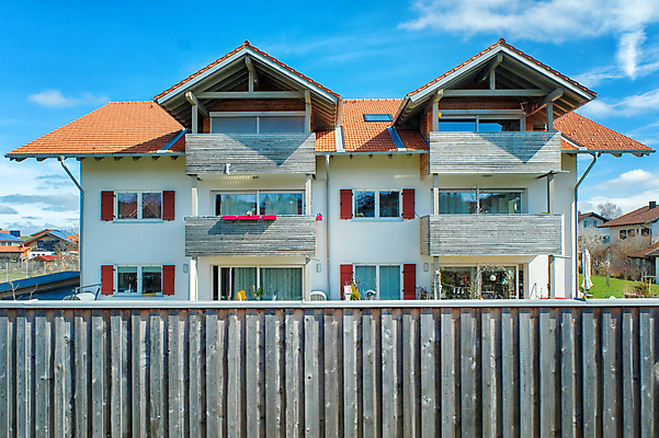 포토 JPG 해외이미지 나무 라이프스타일 외관 2 겨울 건축양식 창문 하늘 지붕 주택 3 이야기 외벽 잔디 사람없음 야외 빨간색 초록색 파란색 문 검은색 미국 산책 흰색 깃발 시장 재산 클래식 망토 관목 단계 셔터 교외 진짜 차고 해외포토 식물 계절 건축 벽 컬러 컨셉 북아메리카 휴식 건물 생활 금융 파일형식 이미지허브