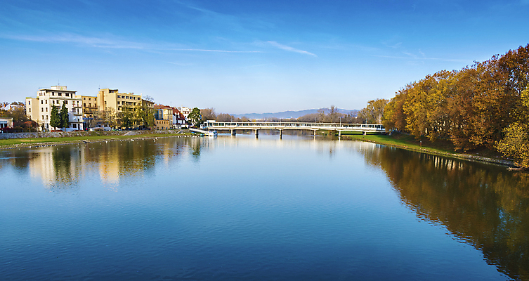 포토 JPG 해외이미지 나무 구름 유럽 여행 자연 하늘 휴가 휴식 건강 파노라마 사람없음 야외 치료 강 햇빛 목욕 일몰 가을 도시 저녁 강가 휴양지 테라피 슬로바키아 해외포토 자연요소 식물 계절 나라 컨셉 의학 촬영기법 태양 뷰티 노을 청결 장소 야간 생태계 파일형식 이미지허브