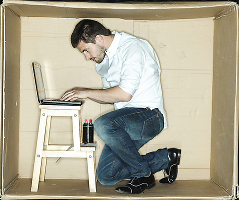 포토 JPG 해외이미지 전신 백인 남자 사다리 한명 성인 옆모습 노트북 상자 사무실 업무 비즈니스맨 갇힘 답답함 성인남자한명만 해외포토 서양인 1 뷰포인트 비즈니스 모션 사람 전자제품 도구 작업 직장인 감각 남자한명만 성인남자만 파일형식 이미지허브