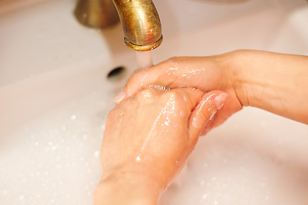 포토 JPG 해외이미지 손 어린이 신체 건강 관리 사람 사람없음 물 목욕 거품 젖음 욕실 액체 씻기 빨래 청소 싱크대 수도꼭지 비누 돌봄 위생관리 해외포토 자연요소 가사 모션 신체부위 위생용품 청결 개수대 파일형식 이미지허브