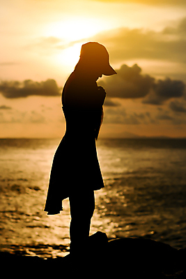 포토 JPG 해외이미지 여자 실루엣 파도 바다 자연 휴식 그림자 서기 사람 성인 사람없음 야외 물 태양 검은색 일몰 흰색 연못 저녁 장면 내추럴 캡모자 혼자 해외포토 자연요소 모자_잡화 컬러 컨셉 모션 촬영기법 노을 야간 생태계 파일형식 이미지허브