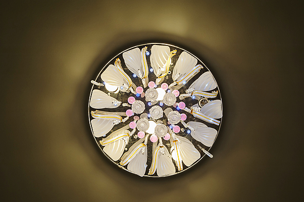 포토 JPG 해외이미지 분홍색 건축양식 아파트 주택 실내 사람없음 내부 장식 빛 램프 원형 화려 고급 묘사 천장 샹들리에 해외포토 도형 건축 컬러 컨셉 조명 건물 파일형식 이미지허브