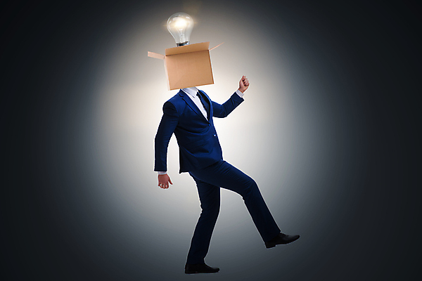 포토 JPG 해외이미지 전신 남자 생각 전구 아이디어 한명 정장 성인 옆모습 걷기 비즈니스맨 종이상자 성인남자한명만 해외포토 1 옷 뷰포인트 컨셉 비즈니스 모션 사람 상자 직장인 남자한명만 성인남자만 파일형식 이미지허브