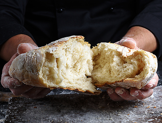 포토 JPG 해외이미지 손 빵 탁자 실내 들기 신체부위 빵집 준비 만들기 밀가루 찢어짐 쪼개짐 해외포토 음식 가구 컨셉 모션 사람 내부 상점 가루 파일형식 이미지허브