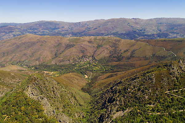 포토 JPG 해외이미지 유럽 여행 농업 자연 휴가 산 안테나 파노라마 풍경 사람없음 야외 초록색 여름 도시풍경 여행객 걷기 마을 계곡 하이킹 시골 도시 포르투갈 언덕 호기심 숨기 옛날 절정 해외포토 계절 감정 나라 산업 컬러 컨셉 통신 모션 레저 촬영기법 사람 생태계 파일형식 이미지허브