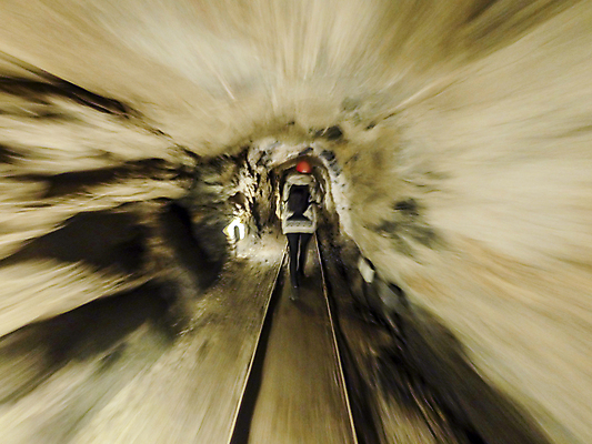 포토 JPG 해외이미지 1 감정 지구 벽 스포츠 여행 포즈 자연 산 실내 그림자 한명 물 빛 걷기 어둠 탐험 바위 연못 구멍 동굴 미술관 헬멧 위험 신비 무서움 모험가 지하 발견 내추럴 깊이 땅바닥 옛날 종유석 지질 혼자 해외포토 자연요소 컨셉 모션 바닥 사람 내부 돌_바위 보호장비 생태계 파일형식 이미지허브