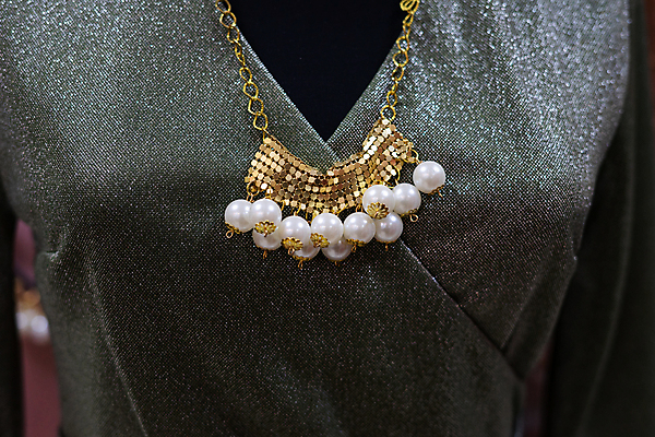 포토 JPG 해외이미지 모델 드레스 컨셉 사람없음 화려 조직 황금 고급 우아함 잡지 저녁 피부 해외포토 옷 신체부위 간행물 야간 파일형식 이미지허브