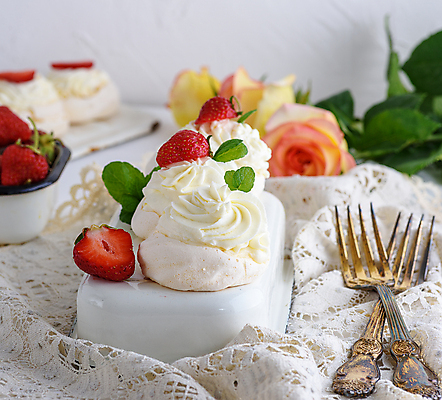 포토 JPG 해외이미지 포크 딸기 디저트 실내 사람없음 케이크 머랭 파블로바 해외포토 식기 음식 과일 내부 파일형식 이미지허브