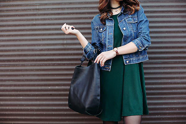 포토 JPG 해외이미지 모델 라이프스타일 옷 여자 포즈 장신구 거리 한명 사람 야외 10대 농작물 태양 유행 세일 재킷 기쁨 청바지 도시 시원함 복고 스타일 힙스터 해외포토 자연요소 1 패션 감정 농업 바지 청소년 생활 외투 파일형식 이미지허브