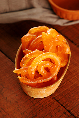 포토 JPG 해외이미지 전통 접시 음식 오렌지 디저트 사람없음 목재 식사 튀김 도자기 사발 달콤 맛 인도인 해외포토 외국인 나무 식기 컨셉 과일 재료 동양인 사기그릇 파일형식 이미지허브