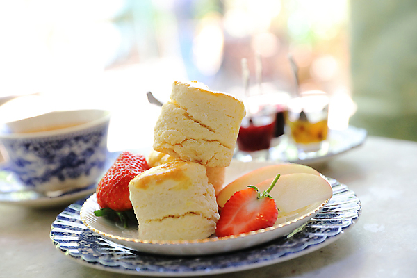 포토 JPG 해외이미지 접시 딸기 사람없음 사과 찻잔 컵받침 스콘 해외포토 식기 빵 과일 잔 받침대 파일형식 이미지허브