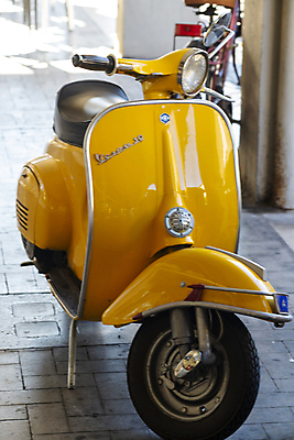 포토 JPG 해외이미지 디자인 유럽 도로 여행 백그라운드 교통시설 거리 사람없음 야외 빨간색 파란색 노란색 자전거 이탈리아 스쿠터 오토바이 수확 흰색 도시 바퀴 클래식 승차 작음 로마 주차 향수 속도 복고 장면 모터 구식 옛날 회복 스타일 방식 해외포토 나라 길 컬러 교통 컨셉 농업 모션 바이크 화장품 크기 시설 파일형식 이미지허브