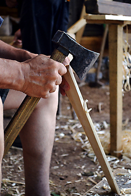 포토 JPG 해외이미지 직업 전통 손 남자 산업 조각 비즈니스 노동자 수염 주택 사람 사람없음 건물 목재 갈색 기구 공구 업무 작업 작업실 널 자르기 목수 도끼 목공예 면도 잡동사니 DIY 계산서 수목 옛날 작업대 조작 핸드메이드 해외포토 나무 건축물 컬러 재료 모션 취미 신체부위 도구 공예 파일형식 이미지허브