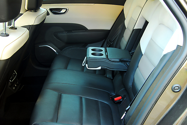 포토 JPG 해외이미지 손 디자인 스포츠 의자 교통시설 자동차 새로움 사람없음 내부 빨간색 반사 회색 긴급 고급 바느질 주차 가죽 브레이크 묘사 위로 그만 해외포토 육상교통 컬러 가구 교통 컨셉 신체부위 시설 파일형식 이미지허브