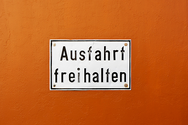 포토 JPG 해외이미지 백그라운드 텍스트 출입구 거리 독일 경고 사람없음 단어 칠판 흰색 기록 메시지 주차 편지 심볼 사인 서명 해외포토 문자 유럽 컬러 파일형식 이미지허브