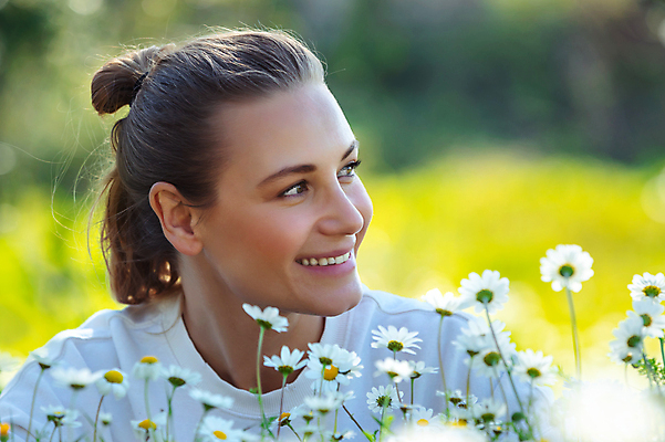 포토 JPG 해외이미지 공원 여자 꽃 행복 꽃무늬 밭 자연 휴가 휴식 한명 미소 사람 성인 야외 여름 눕기 정원 봄 기쁨 시골 신선 데이지 주말 내추럴 뒤뜰 캐모마일 해외포토 식물 1 계절 공공시설 감정 컨셉 무늬 농업 모션 표정 허브 생태계 파일형식 이미지허브