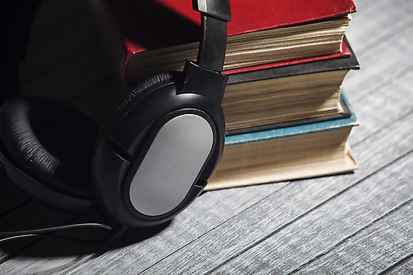 포토 JPG 해외이미지 교육 음악 이어폰 백그라운드 컨셉 통신 학교 놀이 탁자 아이디어 사람없음 목재 책 스터디 독서 헤드폰 소리 듣기 장비 정보 수확 덮개 업무 가르침 도서관 오브젝트 교과서 전자 오디오 문학 양장본 청각 스테레오 뮤지컬 옛날 온라인강의 해외포토 나무 음향기기 가구 농업 재료 모션 문화예술 교재 전자제품 학습 뚜껑 작업 강의 파일형식 언택트 이미지허브