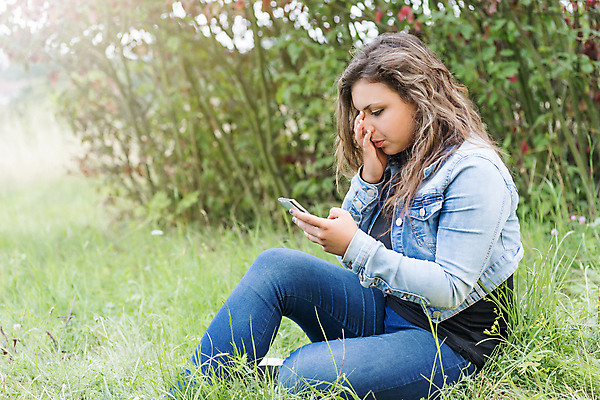 포토 JPG 해외이미지 백인 모델 여자 감정 얼굴 갈색머리 한명 사람 야외 10대 스마트폰 갈색 외침 슬픔 표현 불행 내추럴 해외포토 서양인 1 헤어스타일 컬러 청소년 신체부위 핸드폰 스마트기기 소리 파일형식 이미지허브