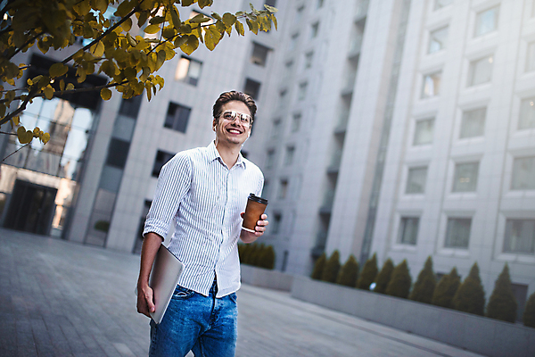 포토 JPG 해외이미지 백인 라이프스타일 응시 남자 행복 종이 커피 음료 셔츠 비즈니스 통신 거리 대화 한명 사람 성인 야외 노트북 스마트폰 유행 걷기 헤드폰 마시기 흰색 청바지 잡기 도시 업무 비즈니스맨 네트워크 부름 프로젝트 프리랜서 스타일 인터랙티브 해외포토 서양인 직업 1 시선 감정 컬러 음향기기 상의 바지 모션 말하기 생활 전자제품 핸드폰 스마트기기 작업 직장인 파일형식 이미지허브