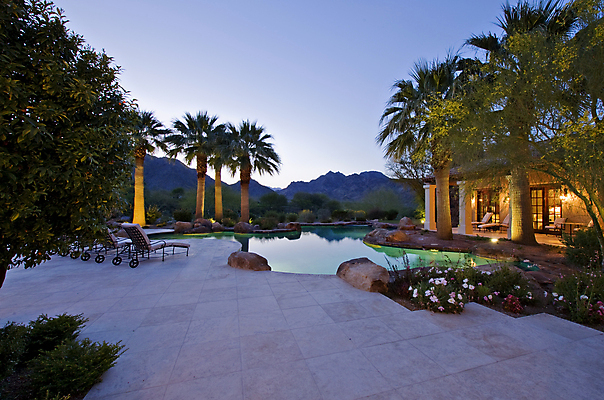 포토 JPG 해외이미지 나무 건축양식 하늘 부동산 산 주택 수영장 사람없음 야외 건물 물 야자수 반사 미국 황혼 재산 고급 저녁 빌라 맨션 해외포토 자연요소 식물 건축물 건축 컨셉 북아메리카 금융 일몰 야간 파일형식 이미지허브