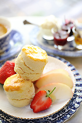 포토 JPG 해외이미지 접시 딸기 근접촬영 사람없음 사과 스콘 해외포토 식기 빵 뷰포인트 과일 파일형식 이미지허브