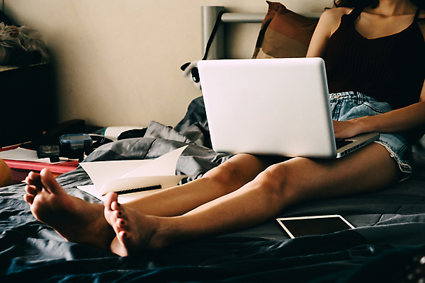 포토 JPG 해외이미지 1 라이프스타일 여자 인터넷 휴가 휴식 주택 실내 사람 앉기 성인 사람없음 책 노트북 컴퓨터 알약 쌓기 공책 침실 방 청바지 침대 타이핑 업무 낟알 필름 온라인 혼자 해외포토 가구 컨셉 바지 모션 문구용품 내부 건물 생활 전자제품 약 작업 파일형식 이미지허브