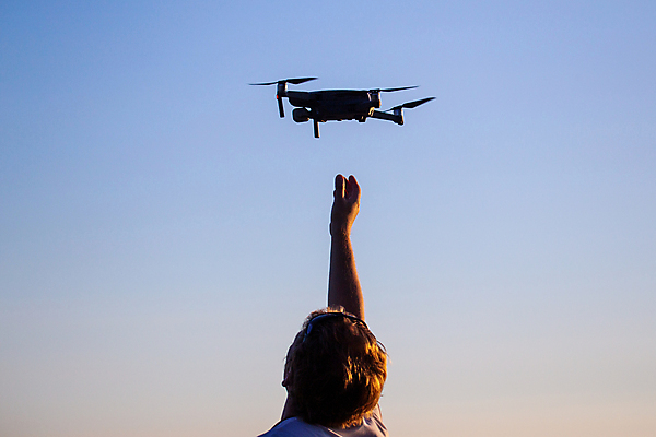 포토 JPG 해외이미지 백인 손 실루엣 여행 백그라운드 하늘 취미 사람없음 야외 금발 카메라 디지털 촬영 일몰 장비 흰색 잡기 닫기 헬리콥터 작음 파일럿 무선전화기 로봇 멀리 혁명 관리자 드론 스파이 운영자 제어 착륙 해외포토 서양인 직업 헤어스타일 컬러 컨셉 모션 비행기 촬영기법 신체부위 전자제품 노을 크기 전화기 파일형식 이미지허브