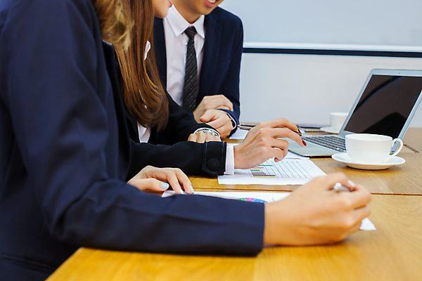 포토 JPG 해외이미지 직업 여자 회사 비즈니스 성공 기술 미소 사람 동양인 옆모습 세명 사무실 유행 방 기차 직장인 그룹 목표 주식 토론 상인 종업원 경영자 이익 세대 개선 멘토링 브레인스토밍 해외포토 교육 육상교통 뷰포인트 컨셉 대중교통 표정 인종 금융 리더 파일형식 이미지허브