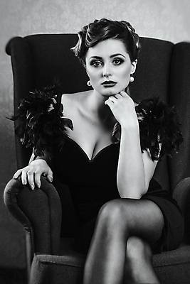 포토 JPG 해외이미지 모델 목걸이 놀이 갈색머리 흑백 한명 앉기 소파 유행 거울 역사 발사 영화 안락의자 드라마 역할 해외포토 1 헤어스타일 의자 장신구 모션 문화예술 촬영기법 사람 파일형식 이미지허브