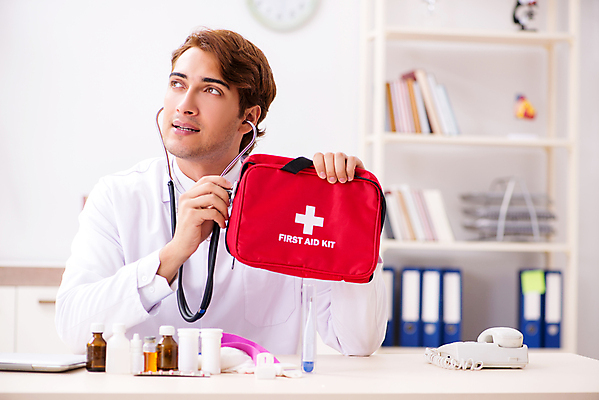 포토 JPG 해외이미지 남자 청진기 실내 한명 들기 상반신 성인 앞모습 의사 구급상자 성인남자한명만 해외포토 1 뷰포인트 의료기기 모션 사람 내부 의료진 의료용품 남자한명만 성인남자만 파일형식 이미지허브