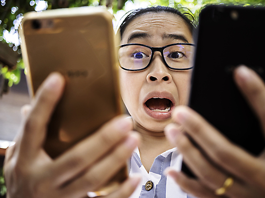 포토 JPG 해외이미지 백인 직업 라이프스타일 손 응시 여자 안경 얼굴 커피 백그라운드 인터넷 비즈니스 통신 모바일 휴가 스트레스 주택 대화 한명 사람 앉기 동양인 성인 여름 스마트폰 핸드폰 카페 분노 흰색 업무 기다림 전화기 걱정 바쁨 주말 문제 고립 심각 혼란 해외포토 서양인 1 시선 잡화 계절 감정 음료 컬러 컨셉 모션 말하기 인종 건물 생활 신체부위 전자제품 스마트기기 상점 작업 파일형식 이미지허브