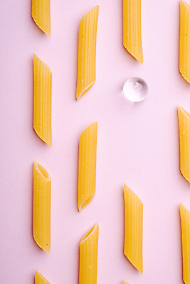 포토 JPG 해외이미지 사람없음 일렬 펜네 카피스페이스 분홍색배경 해외포토 분홍색 백그라운드 파스타 공백 파일형식 이미지허브