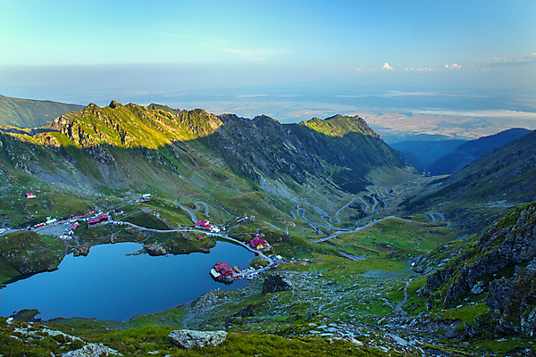 포토 JPG 해외이미지 구름 도로 호수 여행 백그라운드 곡선 교통시설 자연 하늘 휴가 산 주택 파노라마 풍경 사람없음 야외 초록색 물 여름 파란색 햇빛 여행객 일출 계곡 일몰 하이킹 운전 바위 고속도로 언덕 루마니아 굴곡 샬레 해외포토 자연요소 계절 유럽 길 선 컬러 교통 모션 레저 촬영기법 실험기구 사람 건물 태양 노을 돌_바위 시설 생태계 파일형식 이미지허브