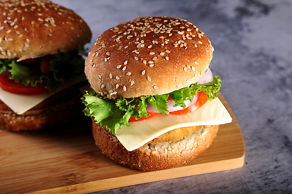 포토 JPG 해외이미지 회색배경 패스트푸드 실내 사람없음 두개 햄버거 인스턴트 정크푸드 나무도마 치즈버거 해외포토 음식 백그라운드 2 도마 내부 목재 회색 파일형식 이미지허브