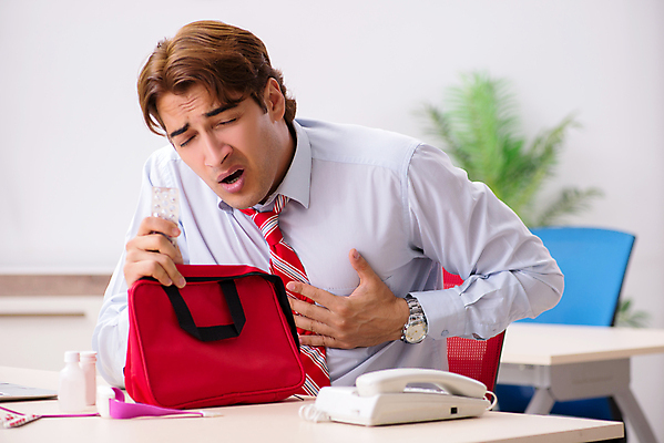 포토 JPG 해외이미지 남자 실내 한명 상반신 성인 앞모습 고통 잡기 비즈니스맨 찡그림 구급상자 가슴통증 성인남자한명만 해외포토 1 감정 뷰포인트 비즈니스 모션 표정 사람 내부 의료용품 직장인 남자한명만 성인남자만 파일형식 이미지허브