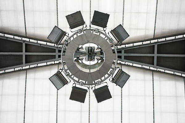 포토 JPG 해외이미지 도로 벽 백그라운드 비즈니스 건축양식 유리 바닥 사람없음 내부 건물 파란색 빛 쇼핑 반사 세일 상점 침묵 산책 흰색 램프 복도 센터 터널 전철 역 쇼핑몰 무역 시작 천장 통로 진열장 박물관 캔버스 대리석 에스컬레이터 지하 철강 해외포토 건축물 건축 산업 길 육상교통 컬러 재료 교통시설 재질 휴식 조명 대중교통 소리 파일형식 이미지허브