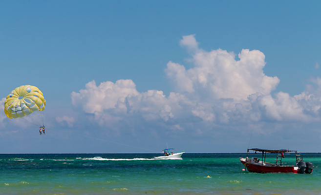 포토 JPG 해외이미지 밧줄 스포츠 바다 여행 포즈 모션 하늘 바람 휴가 사람 풍경 사람없음 물 여름 파란색 운전 보트 그룹 위험 스카이다이빙 흥분 낙하산 모터보트 스카이라인 수평선 카피스페이스 해외포토 자연요소 계절 감정 줄 컬러 컨셉 배_교통 날씨 공백 익스트림스포츠 파일형식 이미지허브