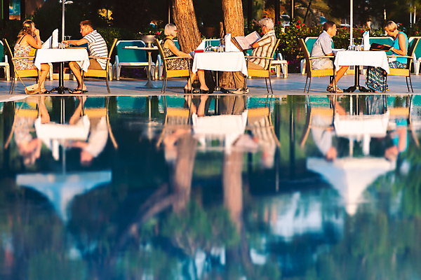 포토 JPG 해외이미지 음식 여행 포크 의자 탁자 호텔 사람 사람없음 야외 목재 물 여름 파란색 빛 태양 우주 식당 식사 저녁식사 일몰 카페 흰색 칼 고급 당구 책상 휴양지 냅킨 블러 줄서기 카피스페이스 해외포토 자연요소 나무 식기 계절 컬러 가구 컨셉 재료 모션 숙소 구기 노을 상점 공백 장소 파일형식 이미지허브