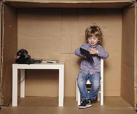 포토 JPG 해외이미지 전신 응시 남자 어린이 비즈니스 봉투 선물 한명 들기 앉기 소년 앞모습 상자 사무실 검은색 잡기 업무 비즈니스맨 범죄 작음 확인 만족 뇌물 소년만 소년한명만 해외포토 1 시선 감정 뷰포인트 컬러 모션 사람 작업 직장인 크기 남자만 남자한명만 어린이만 파일형식 이미지허브