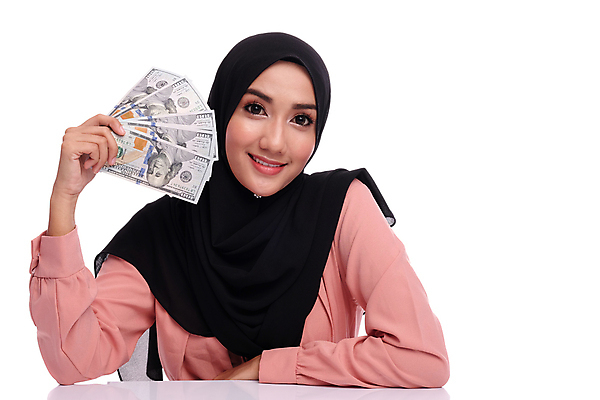 포토 JPG 해외이미지 직업 응시 여자 교육 종교 문화 돈 비즈니스 실내 한명 사람 금융 경제 노트북 쇼핑 공책 정보 잡기 작업 절약 재산 구매 이슬람교 투자 온라인 두바이 마케팅 아랍어 온라인강의 목업 해외포토 1 시선 컨셉 모션 문구용품 내부 전자제품 강의 아랍에미리트 파일형식 언택트 이미지허브