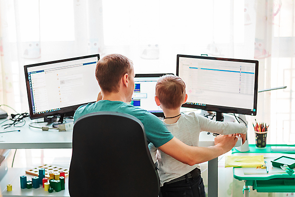 포토 JPG 해외이미지 백인 직업 라이프스타일 남자 아들 어린이 거실 인터넷 비즈니스 통신 가정 가족 놀이 탁자 주택 함께함 실내 사람 앉기 소년 성인 두명 노트북 컴퓨터 사무실 공책 방 육아 아기 업무 작업 아빠 연결 책상 바쁨 걸음마 돌봄 프리랜서 해외포토 서양인 가구 컨셉 관계 모션 문구용품 내부 건물 생활 전자제품 파일형식 이미지허브