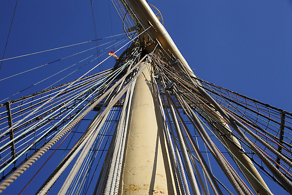 포토 JPG 해외이미지 밧줄 바다 여행 요트 교통시설 하늘 바람 휴가 항해 사람없음 목재 물 파란색 보트 큼 함선 선원 포트 돛대 옛날 해외포토 자연요소 나무 줄 컬러 교통 배_교통 재료 날씨 크기 시설 파일형식 이미지허브