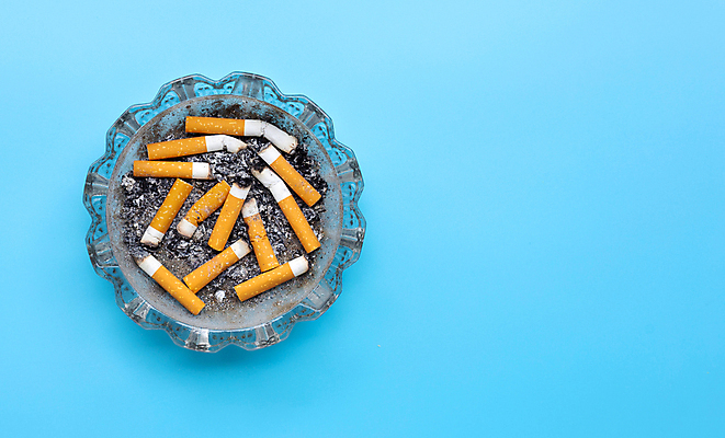 포토 JPG 해외이미지 흡연 담배 실내 사람없음 담뱃재 파란배경 담배꽁초 재떨이 카피스페이스 해외포토 백그라운드 내부 파란색 공백 파일형식 이미지허브