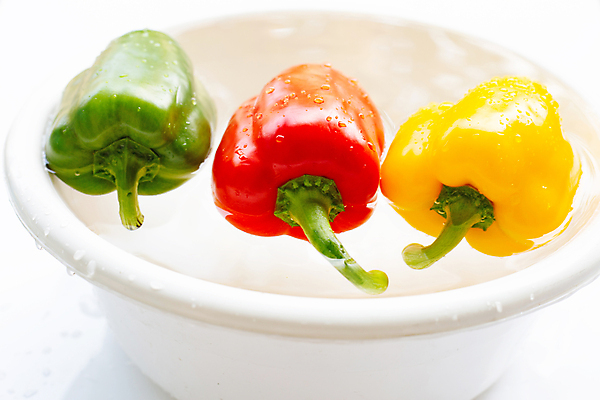 포토 JPG 해외이미지 그릇 백그라운드 피망 파프리카 사람없음 물 신선 떠있는 흰배경 유기농 담기 해외포토 자연요소 식기 웰빙 채소 모션 흰색 파일형식 이미지허브