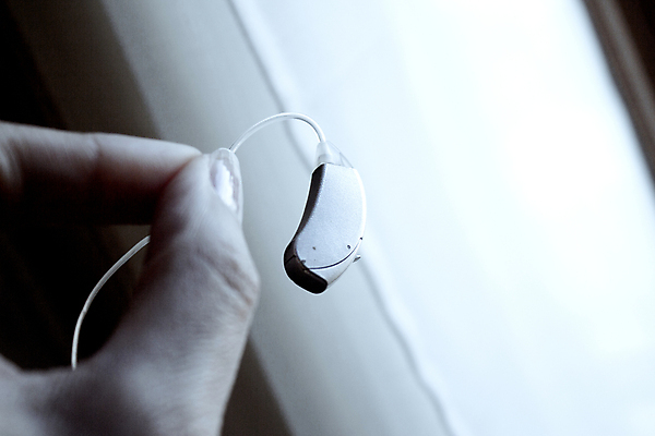 포토 JPG 해외이미지 손 통신 건강 사람 사람없음 약 디지털 소리 듣기 장비 기구 잡기 도움 작음 플라스틱 장애인 오브젝트 귀 청각 돌봄 에이즈 적자 해외포토 컨셉 의학 모션 재질 신체부위 질병 크기 장애 파일형식 이미지허브