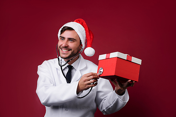 포토 JPG 해외이미지 백인 직업 학생 손 배너 남자 행복 얼굴 중년 백그라운드 유니폼 크리스마스 청진기 휴가 새해 건강 병원 선물 한명 사람 성인 빨간색 상자 약 산타클로스 놀람 의사 흰색 축하 표현 긍정 돌봄 클라우스 해외포토 서양인 1 옷 기념일 감정 컬러 컨셉 의학 의료기기 모션 표정 신체부위 의료진 파일형식 이미지허브